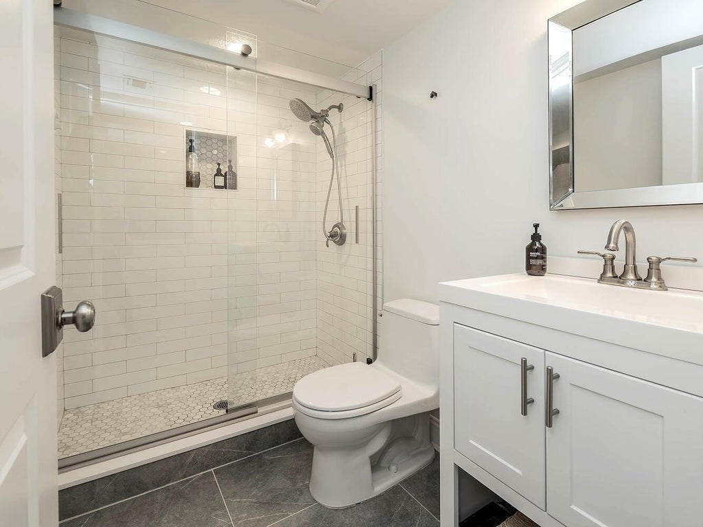 23 of 38 - 33 Mora Court, Manhasset, NY