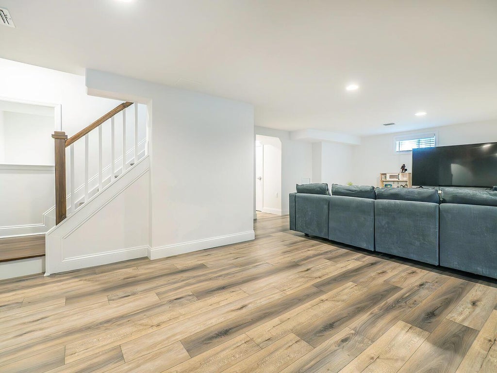 24 of 38 - 33 Mora Court, Manhasset, NY