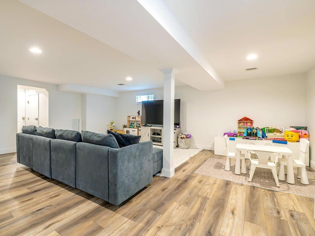 25 of 38 - 33 Mora Court, Manhasset, NY