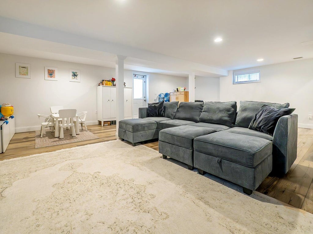 26 of 38 - 33 Mora Court, Manhasset, NY