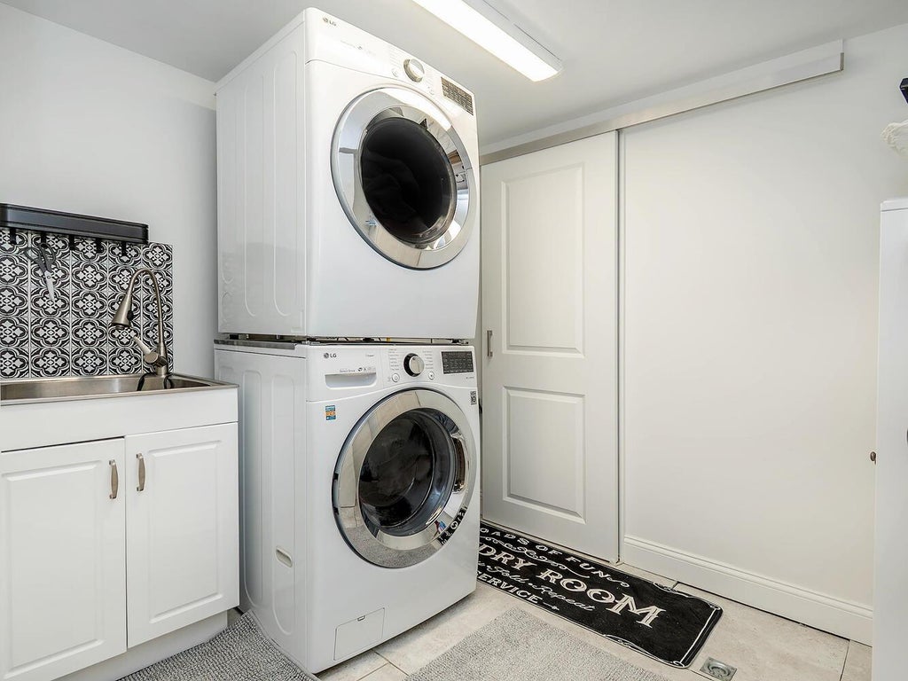 27 of 38 - 33 Mora Court, Manhasset, NY