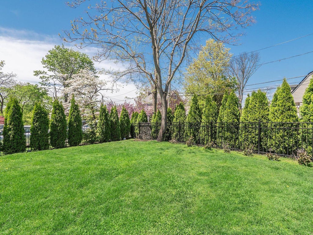 28 of 38 - 33 Mora Court, Manhasset, NY