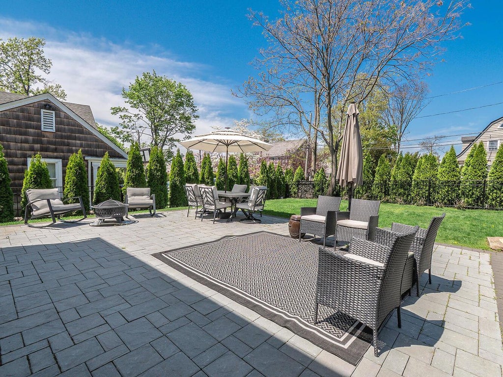 29 of 38 - 33 Mora Court, Manhasset, NY