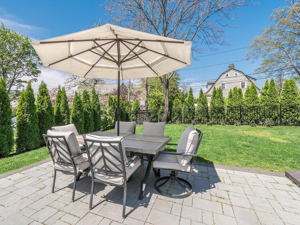 30 of 38 - 33 Mora Court, Manhasset, NY