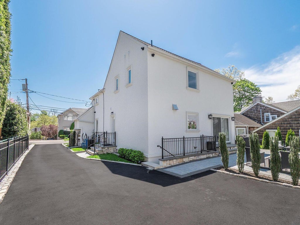 31 of 38 - 33 Mora Court, Manhasset, NY