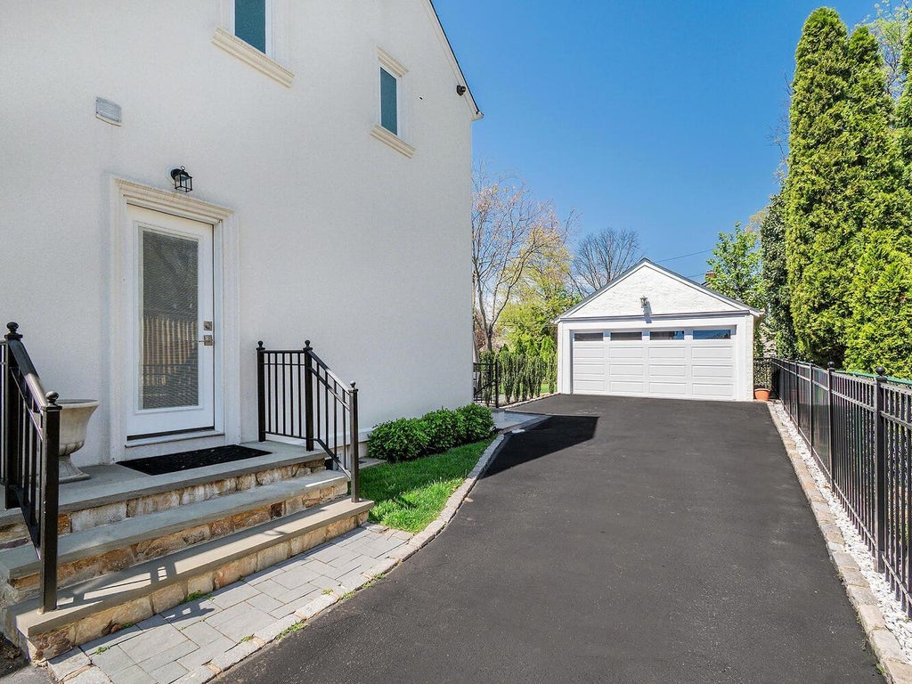 32 of 38 - 33 Mora Court, Manhasset, NY