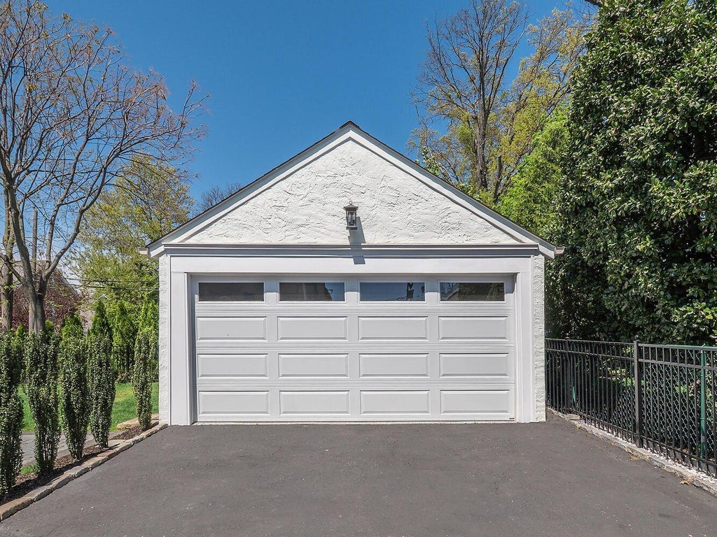 33 of 38 - 33 Mora Court, Manhasset, NY