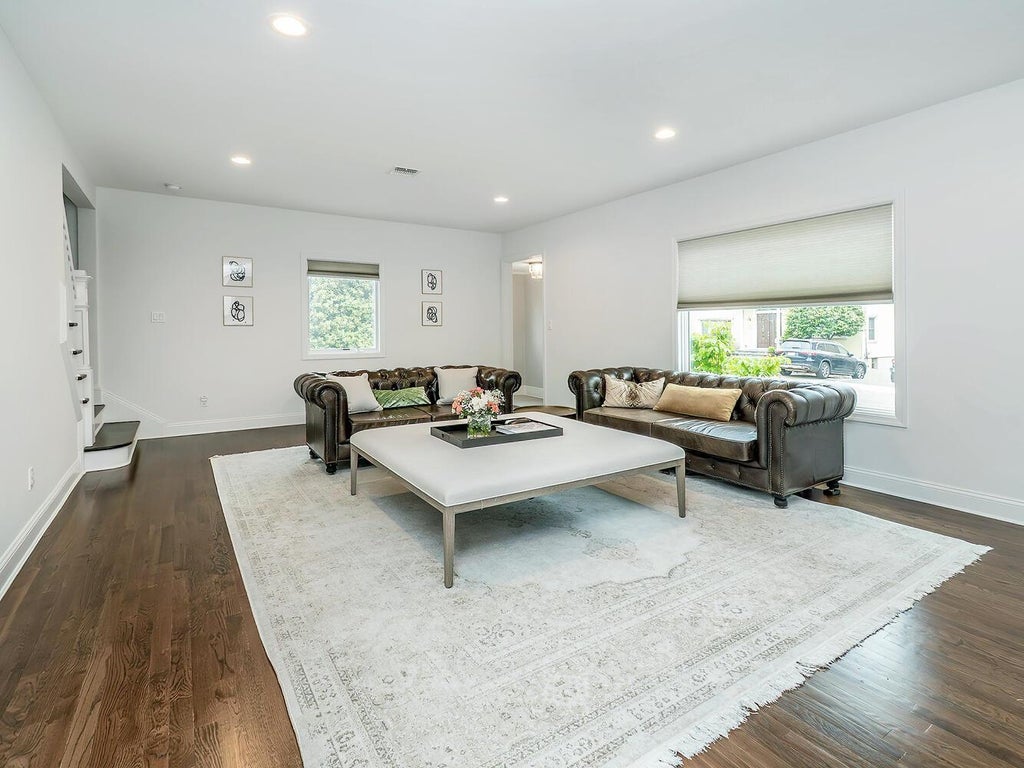 4 of 38 - 33 Mora Court, Manhasset, NY