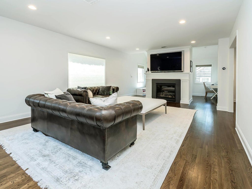 5 of 38 - 33 Mora Court, Manhasset, NY