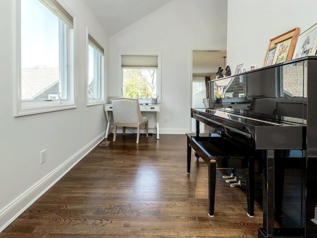 6 of 38 - 33 Mora Court, Manhasset, NY