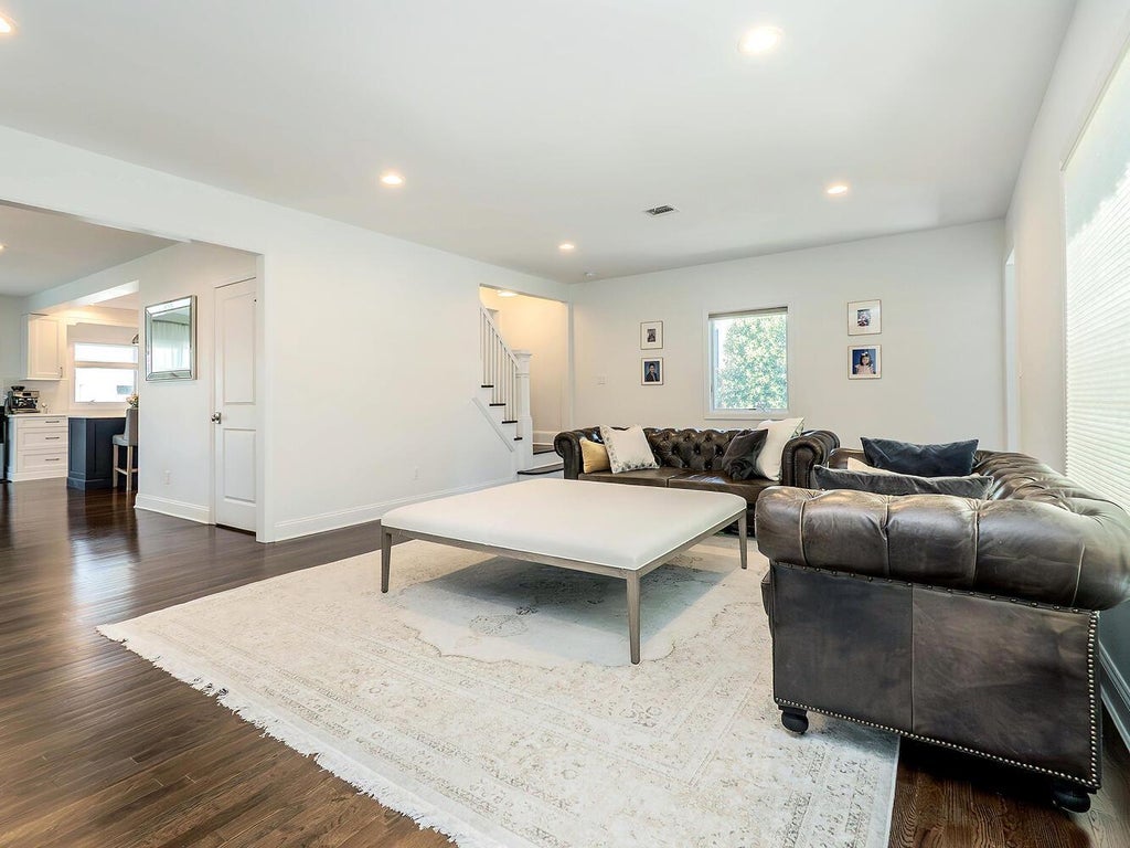 7 of 38 - 33 Mora Court, Manhasset, NY