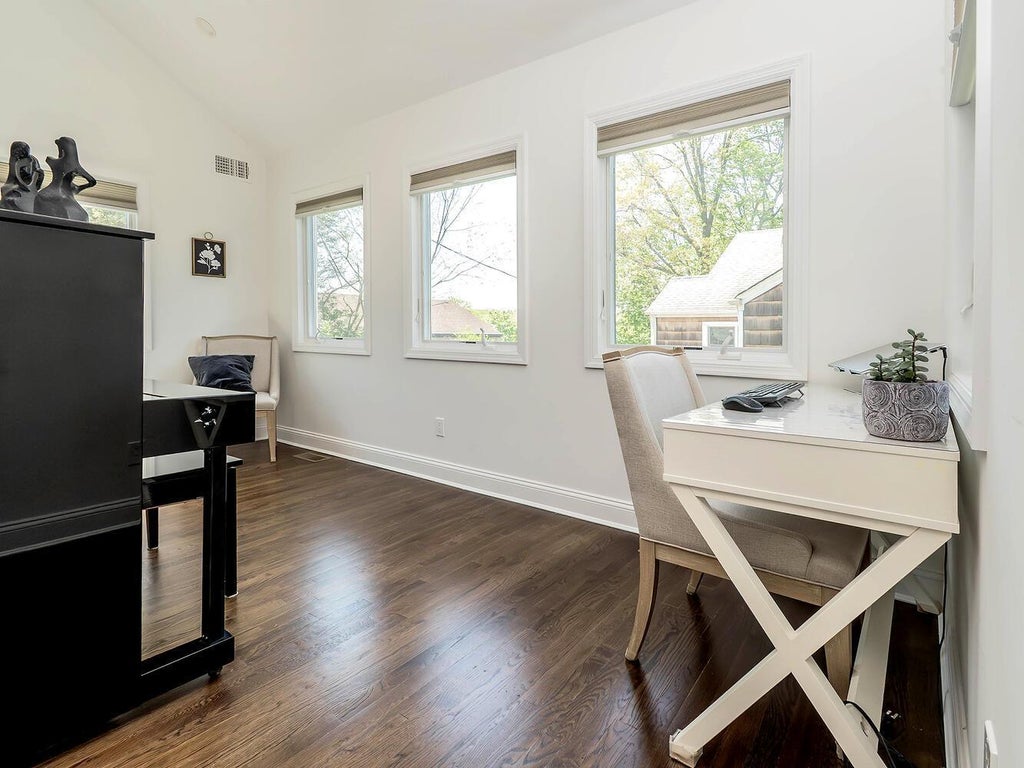 8 of 38 - 33 Mora Court, Manhasset, NY