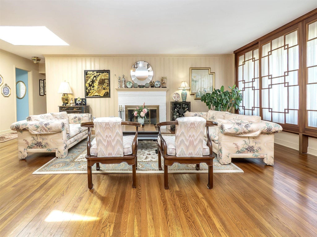 3 of 30 - 20 The Hemlocks, Roslyn Estates, NY