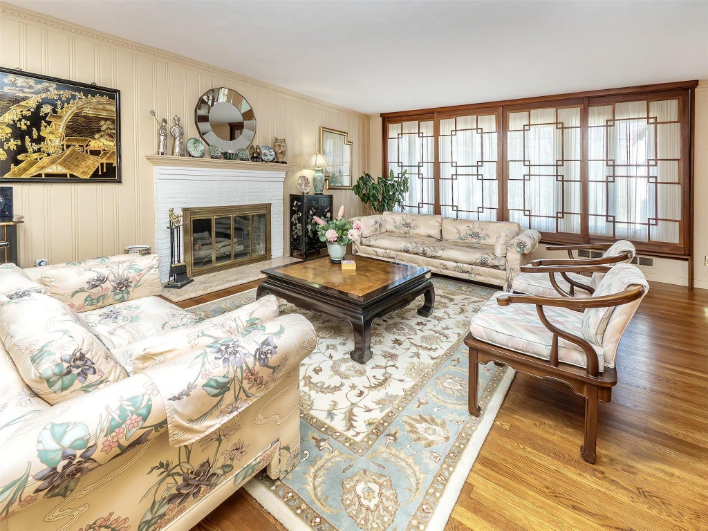5 of 30 - 20 The Hemlocks, Roslyn Estates, NY