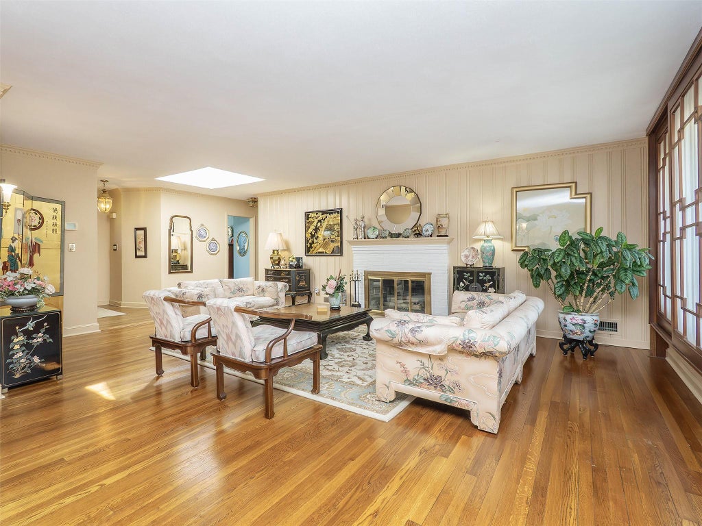 6 of 30 - 20 The Hemlocks, Roslyn Estates, NY