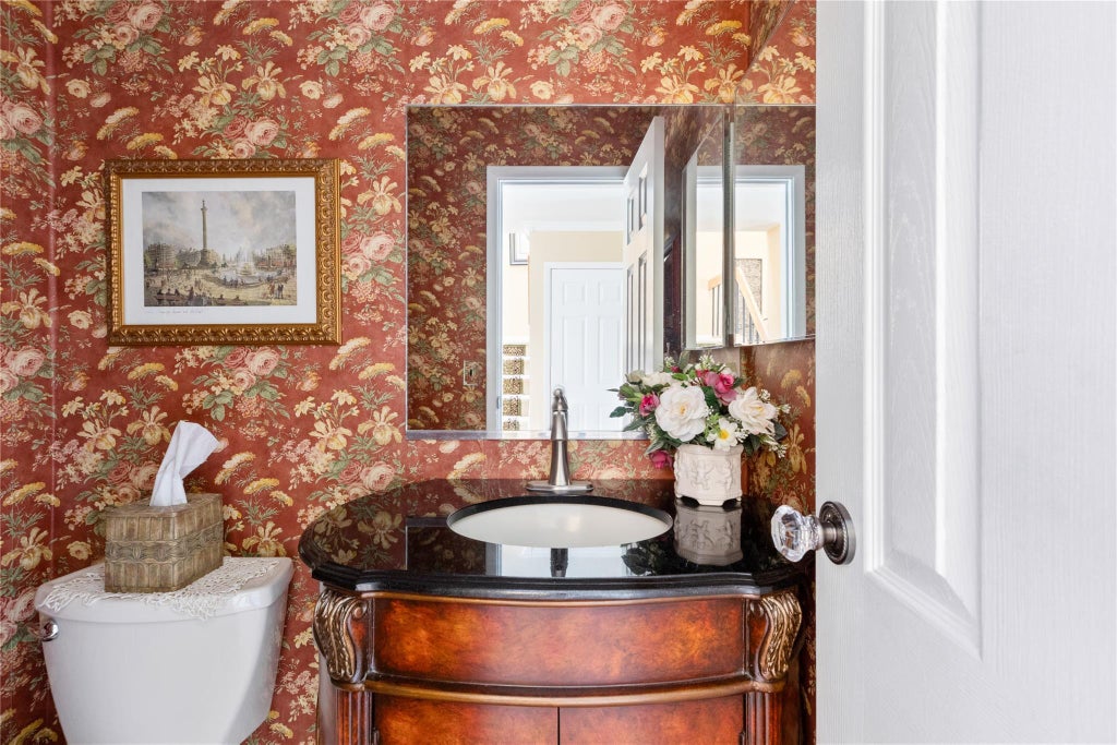 15 of 33 - 108 Hidden Ponds Circle, Smithtown, NY