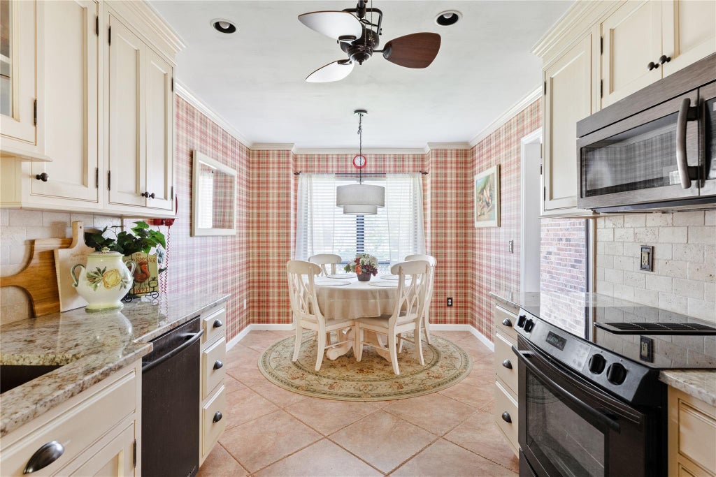 2 of 33 - 108 Hidden Ponds Circle, Smithtown, NY