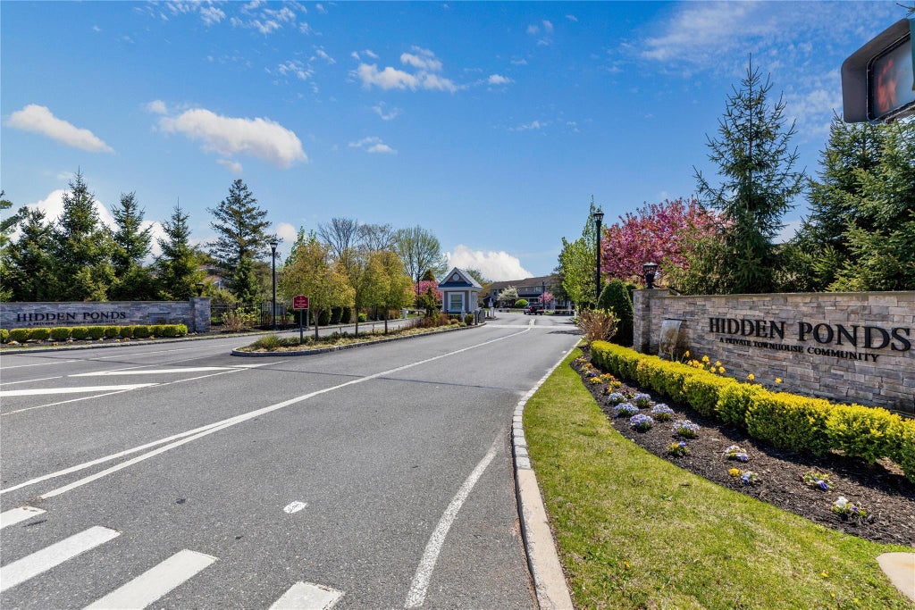 31 of 33 - 108 Hidden Ponds Circle, Smithtown, NY