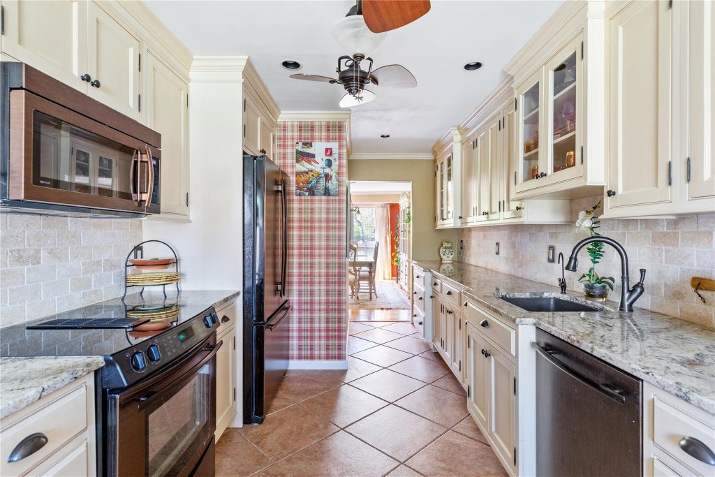 4 of 33 - 108 Hidden Ponds Circle, Smithtown, NY