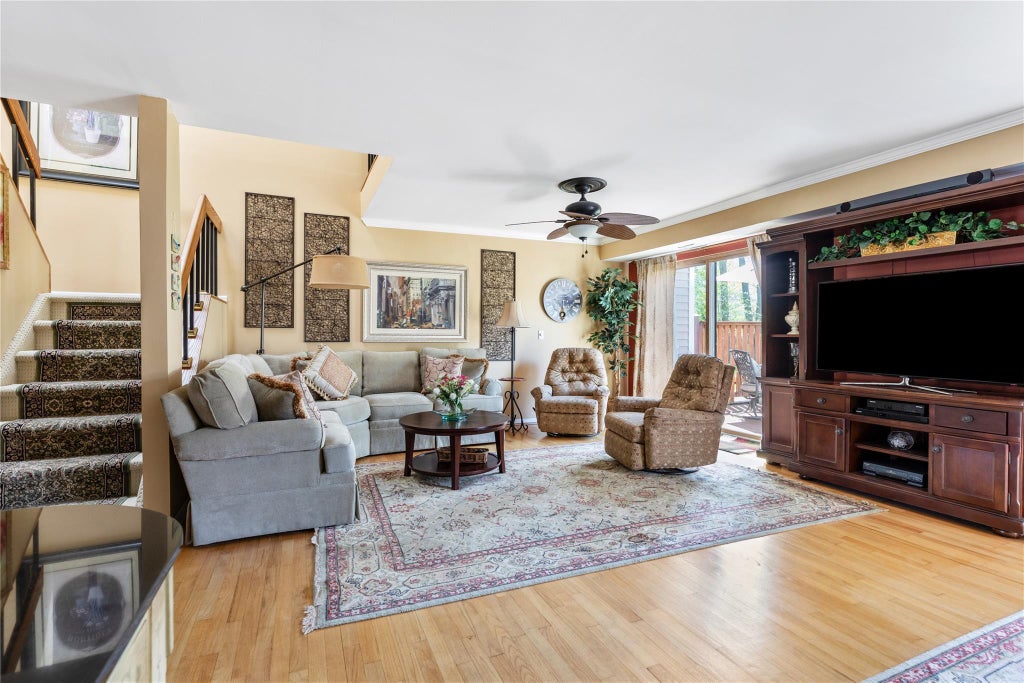 8 of 33 - 108 Hidden Ponds Circle, Smithtown, NY
