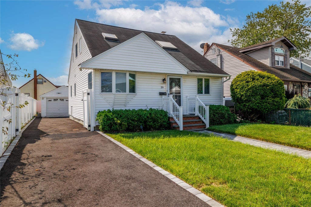 39 E Hollywood Avenue, Lindenhurst