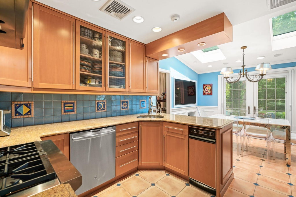 9 of 35 - 39 Bucknell Drive, Plainview, NY