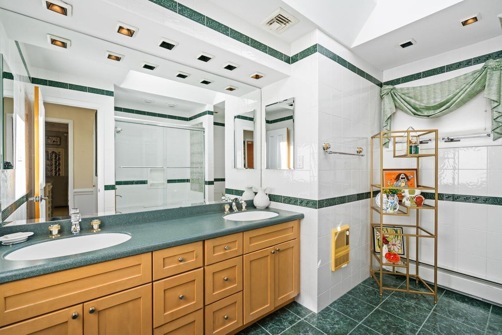 25 of 35 - 39 Bucknell Drive, Plainview, NY
