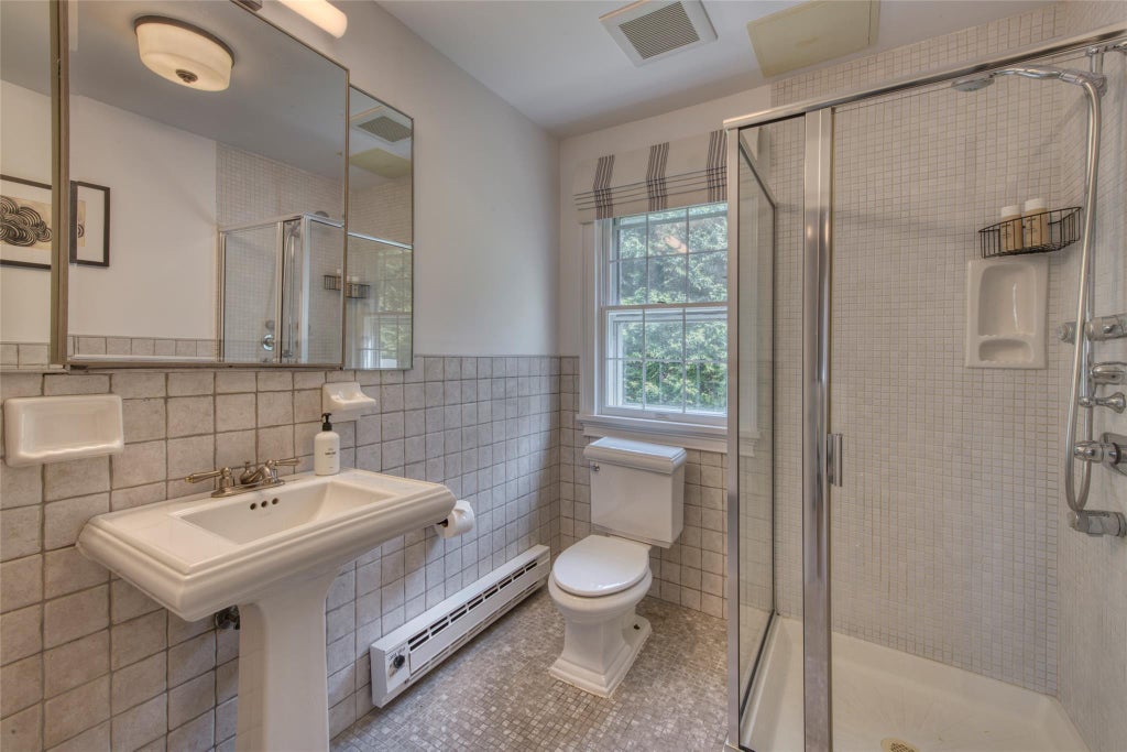 10 of 19 - 75 Gull Pond Lane, Greenport, NY