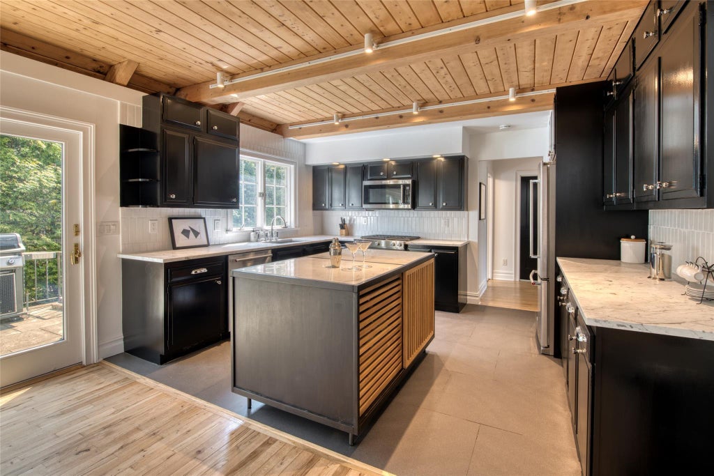 6 of 19 - 75 Gull Pond Lane, Greenport, NY