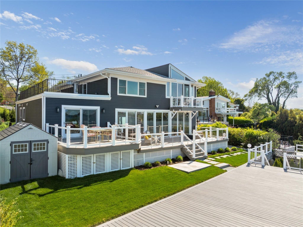 4 of 9 - 14 Shorecliff Place, Great Neck, NY