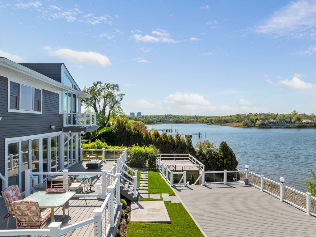 5 of 9 - 14 Shorecliff Place, Great Neck, NY