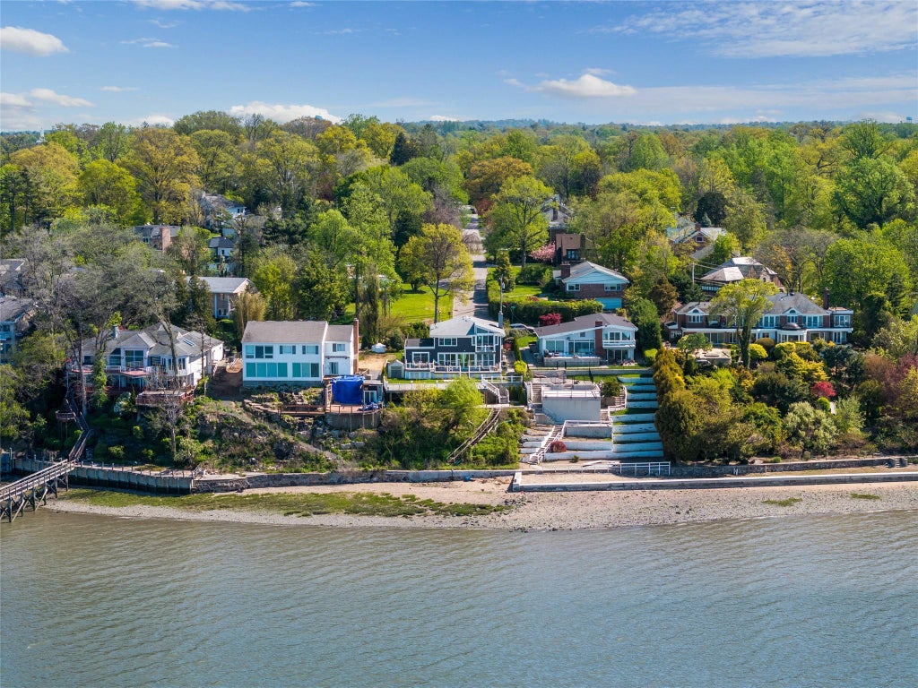 7 of 9 - 14 Shorecliff Place, Great Neck, NY