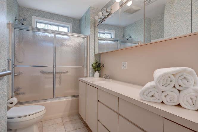27 of 39 - 76 Argyle Avenue, Babylon, NY
