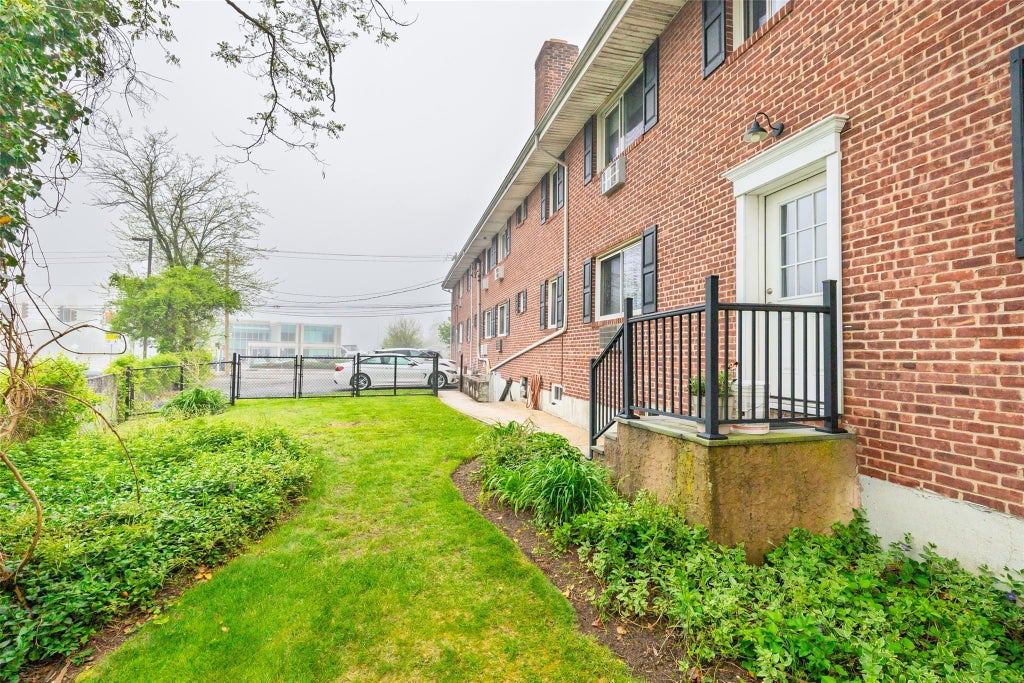 1 of 28 - 200 Merrick Road # F, Amityville, NY