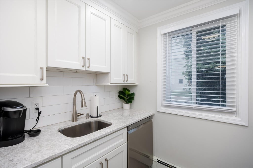 16 of 28 - 200 Merrick Road # F, Amityville, NY
