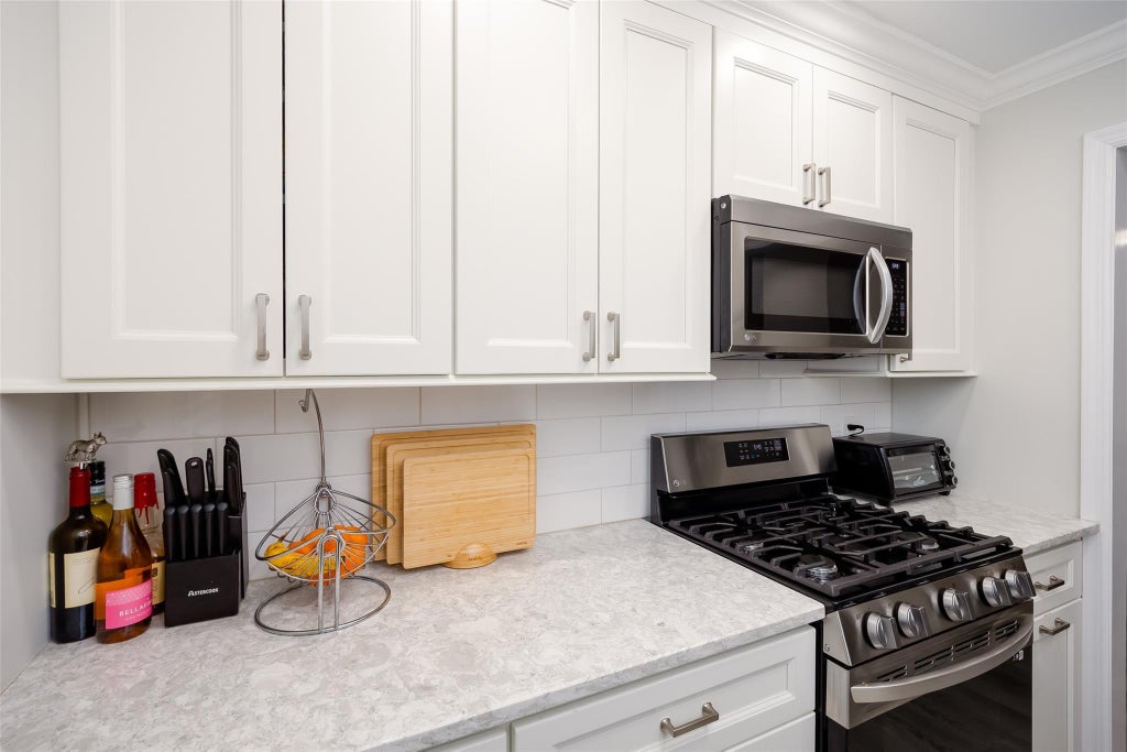 17 of 28 - 200 Merrick Road # F, Amityville, NY