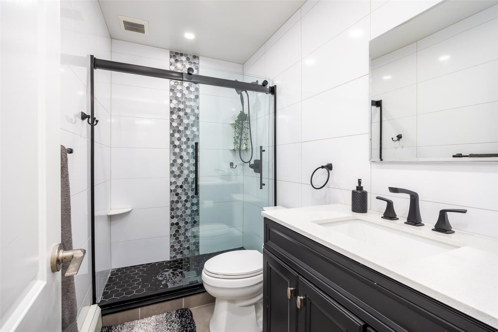 18 of 28 - 200 Merrick Road # F, Amityville, NY