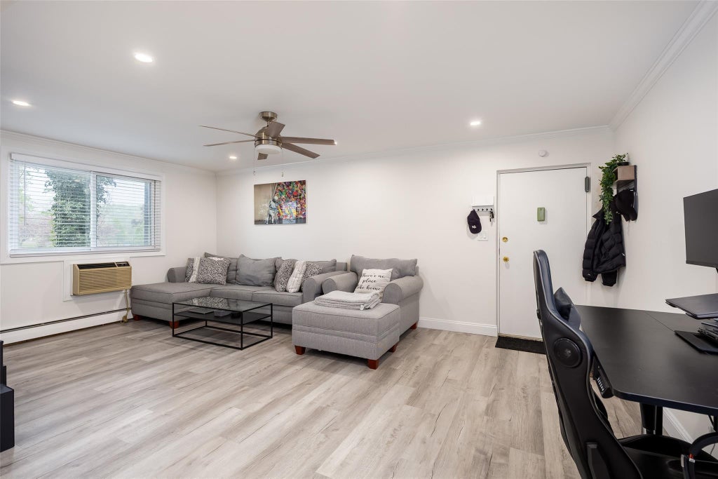 3 of 28 - 200 Merrick Road # F, Amityville, NY
