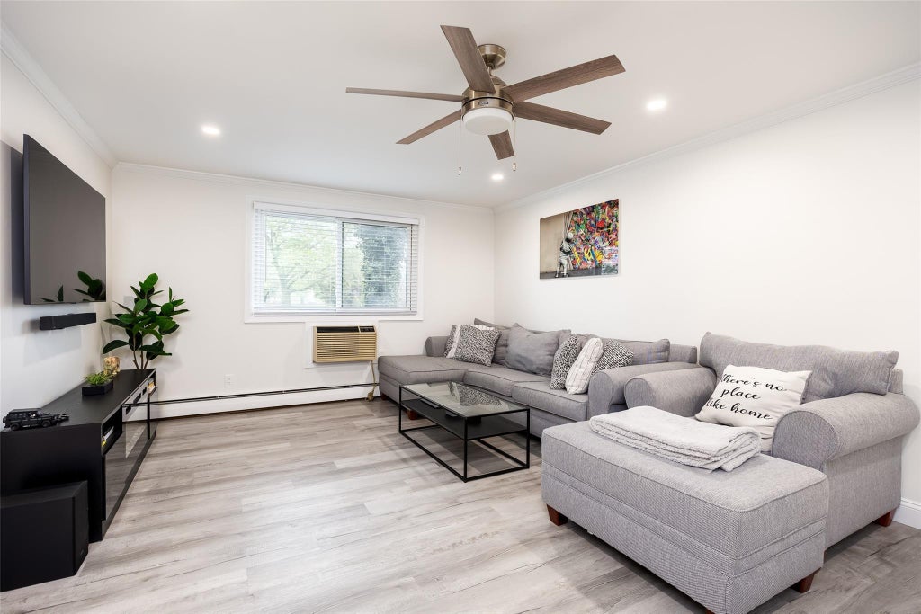 4 of 28 - 200 Merrick Road # F, Amityville, NY
