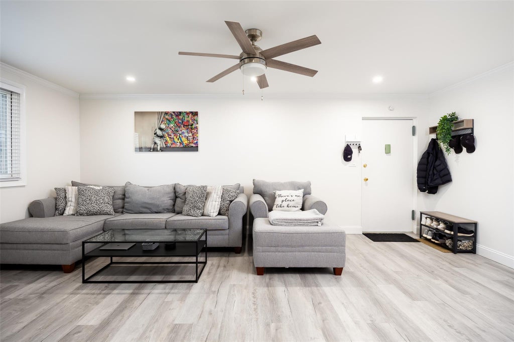5 of 28 - 200 Merrick Road # F, Amityville, NY