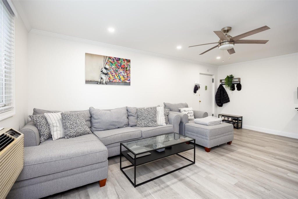 6 of 28 - 200 Merrick Road # F, Amityville, NY