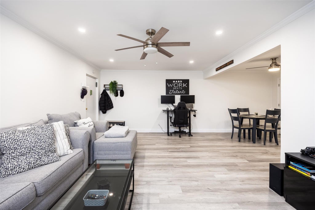 7 of 28 - 200 Merrick Road # F, Amityville, NY