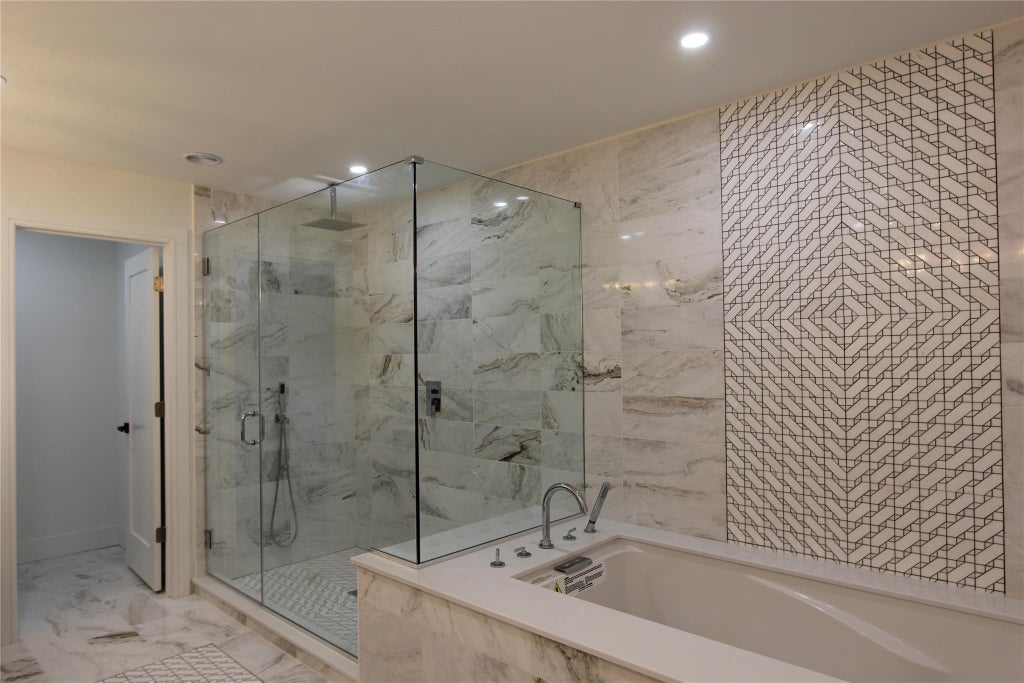 21 of 28 - 480 Vanderbilt Parkway, Dix Hills, NY