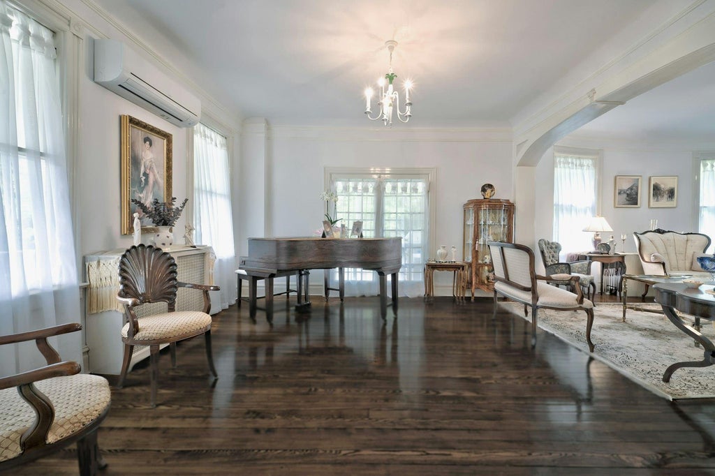 13 of 48 - 89 Duck Pond Road, Glen Cove, NY