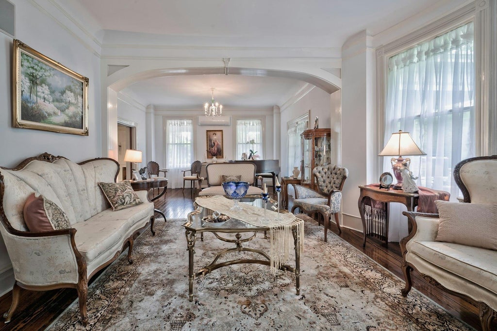 17 of 48 - 89 Duck Pond Road, Glen Cove, NY
