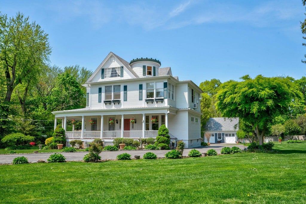 2 of 48 - 89 Duck Pond Road, Glen Cove, NY