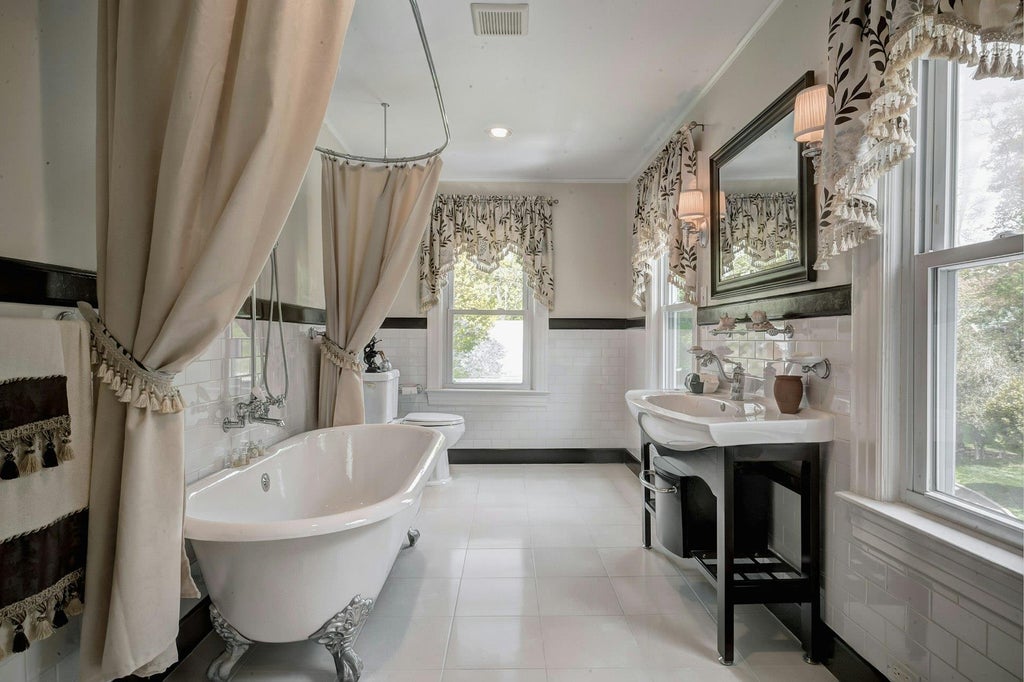 38 of 48 - 89 Duck Pond Road, Glen Cove, NY