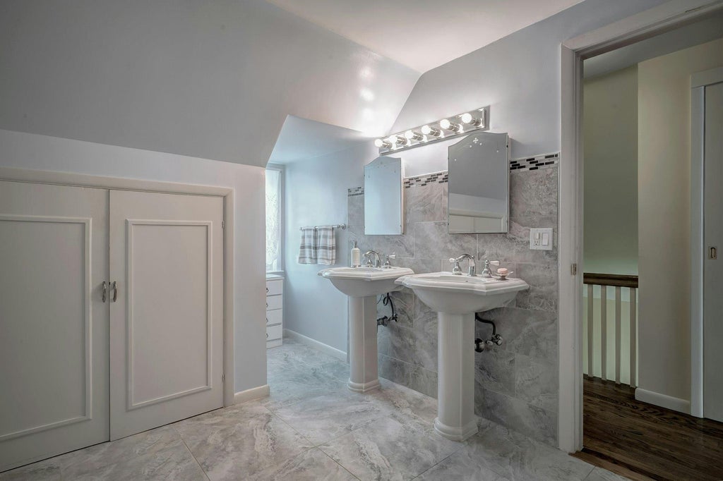 41 of 48 - 89 Duck Pond Road, Glen Cove, NY