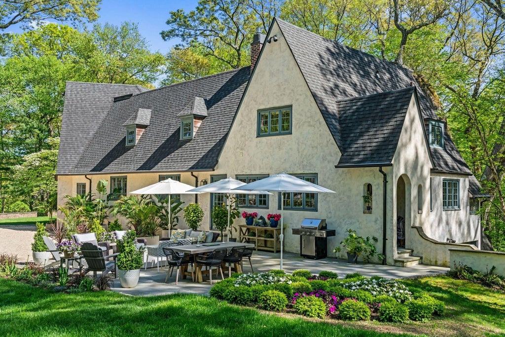 2 of 50 - 770 Chicken Valley Road, Locust Valley, NY