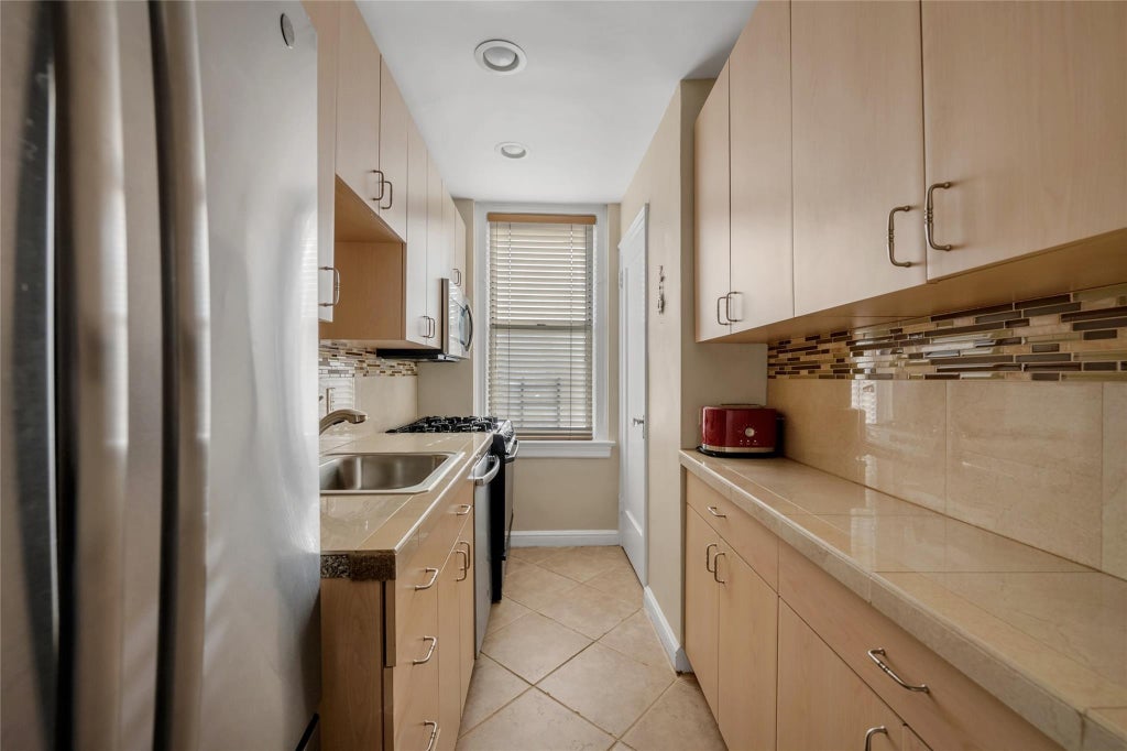 11 of 23 - 8 Barstow Road 3e, Great Neck, NY